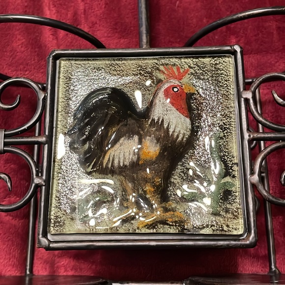 Metal double wine rack w/resin rooster tile, scrolled design & top handle - Picture 7 of 9